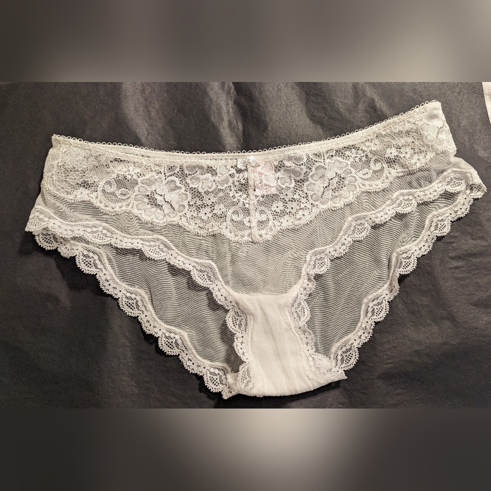 Vintage Victoria's Secret, Color - White lace Panties - Size Medium